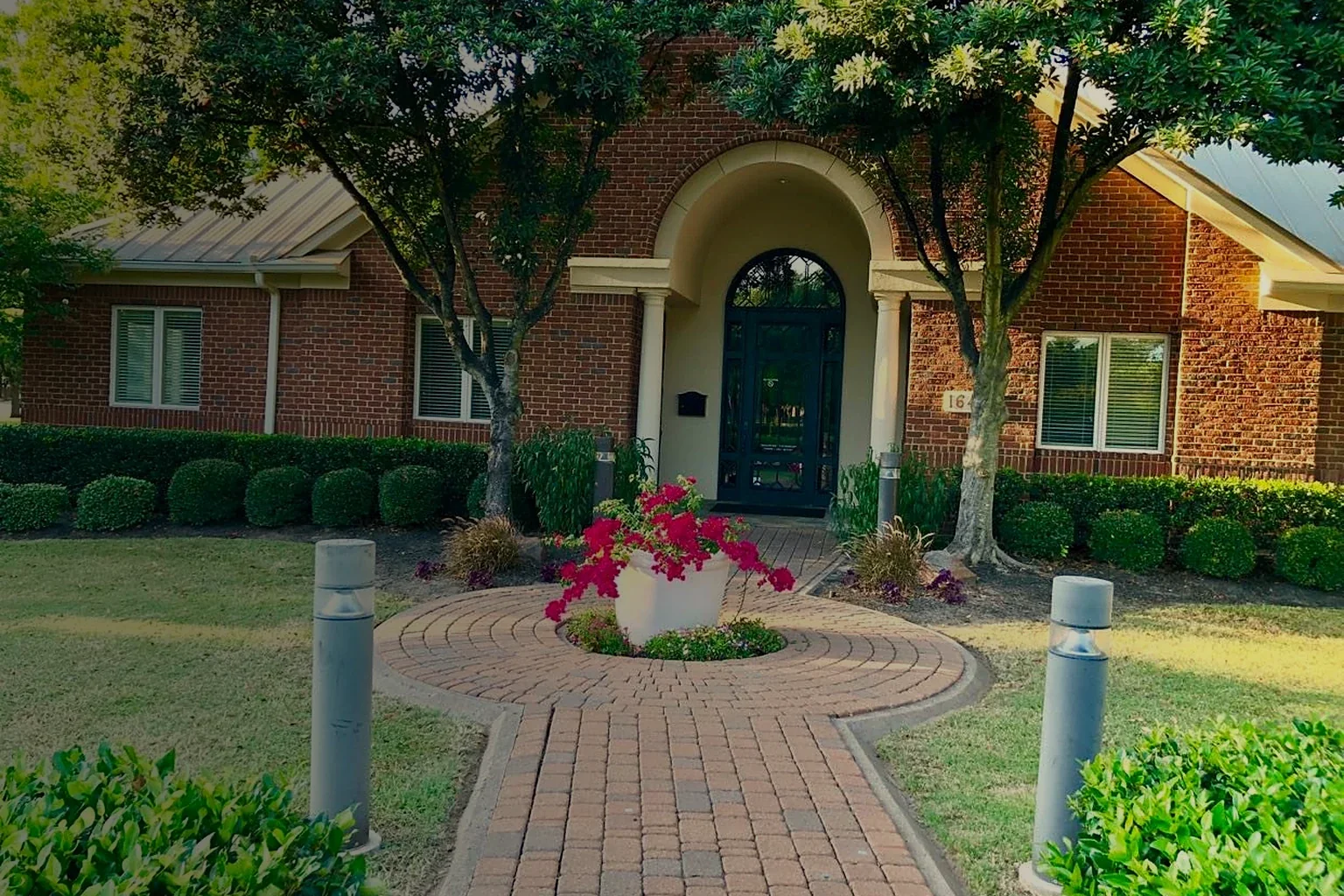The brick front entrance of Sugar Land Counseling Center at 16400 Kensington Drive in Sugar Land, Texas